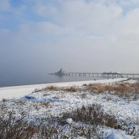 Modernes Reetdach-ostseeferienhaus Bella Mare, Insel Usedom Mit Sauna, Kamin & Sonnenterrasse شقة Zirchow